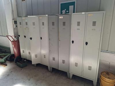 (Lotto n.39) N.4 stippetti a due ante, n.2 armadi metallici ed una...