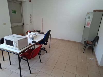 (Lotto n.72) N.3 stipetti a due ante, un tavolo, n.9 sedie, un armadio a 2...