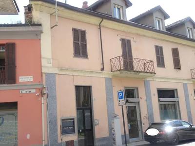 unità abitativa di grandi dimensioni distribuita al piano primo e secondo...