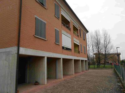 Piena proprieto' di appartamento posto al secondo piano di complesso condominiale, composto da pranzo con angolo cottura, studio, camera da letto doppia, disimpegno, bagno, ripostiglio e balcone, oltre ad autorimessa con antistante portichetto e cantina al piano terra; al piano terzo sottotetto in proprieta' esclusiva. Superficie commerciale di mq. 82,00; garage di mq. 18,00.L'immobile verra' consegnato libero a cura del Custode Giudiziario.