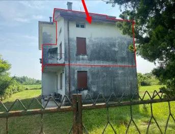 Porzione di fabbricato d'abitazione ai piani T-1-2. L'appartamento si...