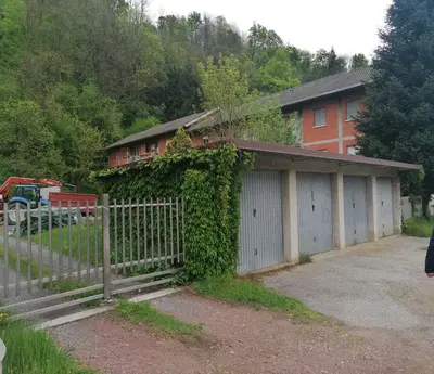 Rif. 10 e Rif. 11: autorimesse poste all’interno di fabbricato, con accesso diretto alla via pubblica.