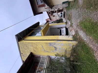 Piena ed esclusiva proprietà di abitazione di tipo popolare su tre piani composta, al piano terreno da ingresso/vano scala, cucina abitabile, ripostiglio/locale caldaia e portico, al piano primo da soggiorno, camera, ripostiglio, bagno, disimpegno/vano scala e balcone e al piano sottotetto da locale stireria, due ripostigli, bagno e vuoto su soggiorno piano primo, oltre ad area esterna pertinenziale in corpo staccato rispetto al fabbricato.