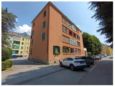 Piena Proprietà. In Comune di LECCO, Sezione di ACQUATE, nel fabbricato condominiale in Via Magenta n. 3, appartamento composto da soggiorno, piccolo angolo cottura, camera, bagno, disimpegno e veranda al piano terra; vano ad uso cantina al piano interrato (indicato come seminterrato sulla scheda catastale).