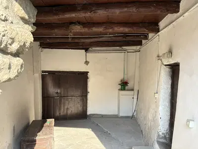 LOTTO UNICO: fabbricato oltre terreni, inserito in un vecchio borgo, e totalmente da ristrutturare