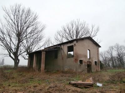 Lotto 1 - Piena proprietà di edificio ex stalla e magazzino collabenti,...