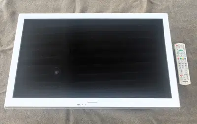 (Lotto 5) Televisore LCD marca PANASONIC modello TX-L32ET5EW con telecomando, supporto da parete e cavo di alimentazione
