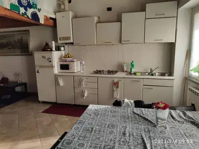 Piena proprietà (quota intera) di abitazione bilocale di tipo economico posta al secondo piano, composta da piccolo ingresso, bagno, zona giorno/cucina e camera ricavata nel soppalco raggiungibile da scala posizionata nella zona cucina.