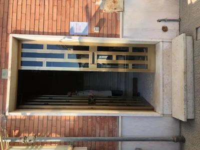 Appartamento al 4 piano con relativa cantina posta al piano S1. L’appartamento è composto da un soggiorno , una cucina, un disimpegno, due camere da letto, e un servizio igienico . Sono presenti due balconi sul lato.