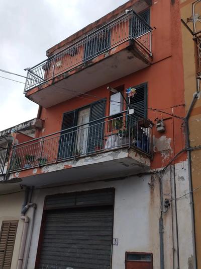 Piena ed esclusiva proprietà di immobile destinato a...