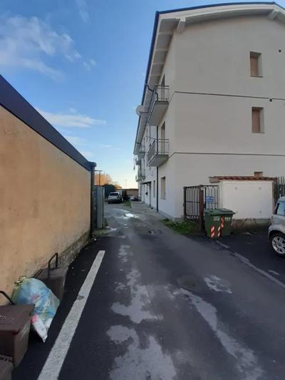 In fabbricato condominiale denominato “Condominio del Sole”: piena proprietà di appartamento a uso abitativo sito al secondo piano 