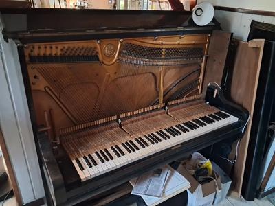 LOTTO 2: PIANOFORTE VERTICALE DI COLORE NERO MARCA HOFFMAN