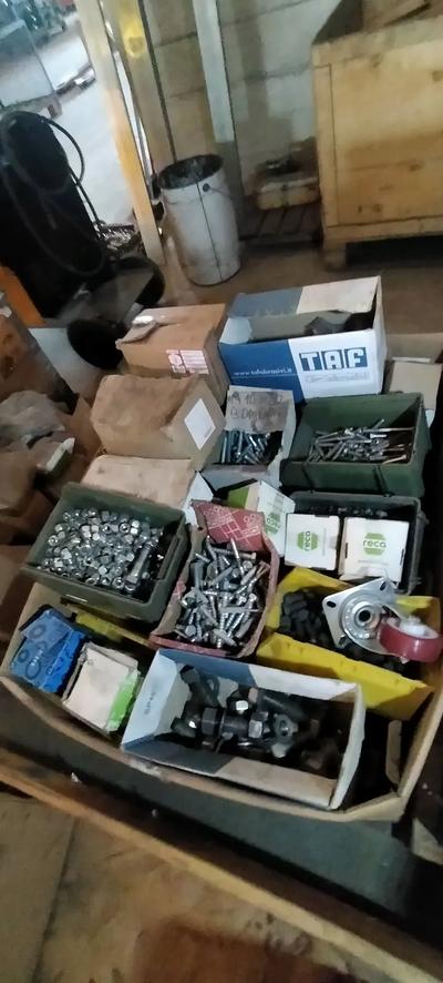 LOTTO 15: N. 2 Scaffali (Cm 265x290x130) e N. 16 Cavalletti in ferro; Barre...
