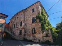 Piena proprietà di un fabbricato di remota costruzione,...