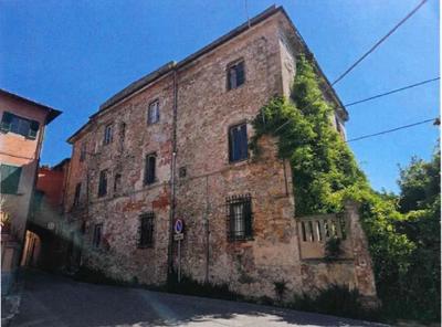 Piena proprietà di un fabbricato di remota costruzione,...