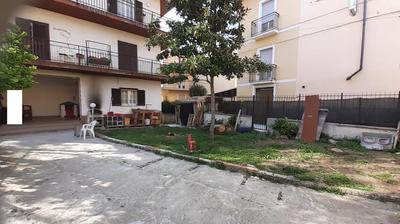 L’immobile in oggetto, è situato al piano primo di un fabbricato plurifamiliare ricadente in zona residenziale di completamento di tipo B del PRG vigente