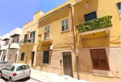 Quota 5/6 di appartamento a Trapani (TP), via del Legno 8. Piano primo di vecchio palazzo centrale e da ristrutturare. Superficie commerciale di 66,25 mq. Condizioni discrete Per maggiori informazioni visitare il portale www.quimmo.it - Codice annuncio 23788