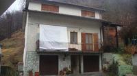 USUFRUTTO 1/1 DI FABBRICATO RESIDENZIALE LIBERO SU QUATTRO LATI AI PIANI PRIMO E SECONDO, LIBERO A DUE LATI A PIANO TERRA E COSTITUITO DA TRE PIANI FUORI TERRA, DA DUE AUTORIMESSE, CANTINA, DEPOSITO, CENTRALE TERMINA, VANO SCALA E CORTILE/GIARDINO AL PIANO TERRA, CUCINA, SOGGIORNO, DUE DISIMPEGNI, BAGNO, ANTI-BAGNO, CAMERA, VANO SCALA, BALCONE E PORTICATO AL PIANO PRIMO, DUE CAMERE, DISIMPEGNO, BAGNO, DUE SOTTOTETTI E TERRAZZA AL PIANO SECONDO