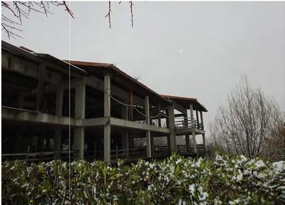 Fabbricato in corso di costruzione ubicato nel Comune di Atri (TE) – Contrada Cona ( Coord. Geografiche: 42.5693238, 14.01587445), composto dalla sola struttura in c.a. e copertura, disposto su 3 livelli, con progetto di n. 4 villette a schiera, oltre terreno circostante, pertinenziale. Catasto fabbricati  Fg. 89 part. 283, Cat. F3- Catasto Terreni Fg.89 part. 283 e 282