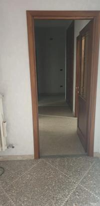 Appartamento sito al sesto piano, con ascensore, accesso dall’androne e scala condominiale; piccolo vano accessorio, al piano terra, adibito a carbonaia; piccolo locale sottotetto, adibito a soffitta, al settimo piano; l’immobile risulta libero.