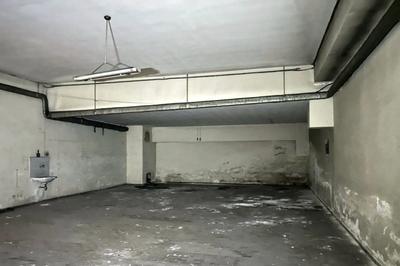 Autorimessa ad Ancona (AN), tra Corso Carlo Alberto 23 e via Giuseppe Ragnini (ribassata). Superficie commerciale di 83,00 mq. Piano seminterrato con accesso carrabile autonomo da rampa coperta chiusa da saracinesca su strada. Ambiente ampio. Punto luce e punto acqua. Tracce di umidità. Condizioni discrete Per maggiori informazioni visitare il portale www.quimmo.it - Codice annuncio 2639172