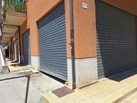 Locale commerciale al piano terra allo stato grezzo sito...