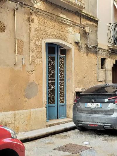 Negozio e annesso Magazzino ubicato a Trapani (TP) – Via San Francesco...