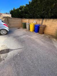 Piena proprietà per la quota di 1/1 di posto auto all'aperto, ubicato nellA ZONA SUD/OVEST del cortile condominiale dell'edificio sito in Trapani, nella Via Guido Guida, 4. 