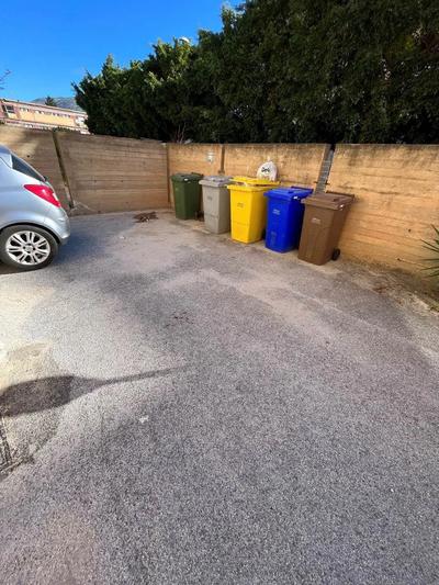 Piena proprietà per la quota di 1/1 di posto auto all'aperto, ubicato nell' angolo a est del cortile condominiale dell'edificio sito in Trapani, nella Via Guido Guida, 4. 
