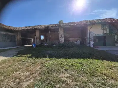 Al piano terra con accesso da cortile comune tettoia aperta utilizzata come deposito