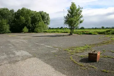 RGE 389-2022 + RGE 226-2023 procedura riunita . In comune di Roncaro (PV) piena proprietà per la quota intera (1/1) di compendio immobiliare costituito da cespiti facenti parte di una lottizzazione realizzatasi parzialmente.
