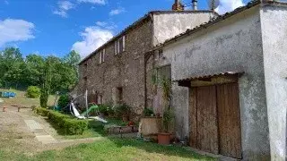 Quota pari al 100% del diritto di proprietà di un complesso edilizio, costituito da locali magazzino e deposito o cantine al piano terreno, con un piano primo composto da altro magazzino e altro alloggio; al piano secondo un secondo alloggio. Ulteriore sub., formato da locali di servizio ed utilizzo per l’attività agricola e da un edificio a 2 piani per deposito e rimessa attrezzi e da un annesso ad un solo piano per rimessa macchine. Il cespite è altresì formato da terreni nelle vicinanze dell’abitato.