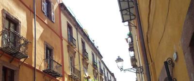 LOTTO 1: Diritto di piena proprietà sull’appartamento di civile abitazione ubicato in Bosa, Corso Vittorio Emanuele II n. 43, piano 2, censito al Catasto Fabbricati al Foglio 37, Particella 938, Subalterno 17, Categoria A2, Classe 2, consistenza 4,5 vani, totale 104 mq, Rendita Catastale € 209,17, composto da ingresso, salotto, disimpegno-cucina, camera matrimoniale, bagno, balconcino con ripostiglio sul cavedio, corridoio, balcone lato sud, meglio descritto nella relazione di stima in atti 