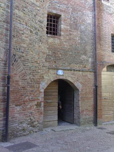 Due distinte unità: i) la prima, ad uso civile abitazione (A/2), è situata al piano terreno di un edificio condominiale di antica formazione, sito nel centro storico di Montepulciano, per una superficie catastale complessiva di 103 mq; ii) la seconda, ad uso magazzino (C/2), è composta da un unico locale per una superficie catastale complessiva di 47 mq ed è situata a breve distanza dalla prima, al piano terreno di un fabbricato con accesso dalla medesima Via dei Fienili n. 19.