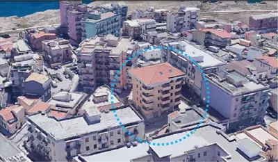 Appartamento posto al primo piano di un edificio residenziale di n. 5 piani fuori terra, oltre pianoseminterrato, ricadente in Siracusa, Via Dalmazia n. 32, viabilità posta alle spalle di Viale Tunisi.Appartamento ricadente al foglio di mappa n. 32, p.lla n. 2393, sub. 7, Zona censuaria 1, CategoriaA/3, Classe 4, Consistenza 6 vani, Superficie catastale 118 mq (escluse aree scoperte 112 mq),Rendita catastale € 650,74, Piano 1, proprietà per l’intero (1/1).