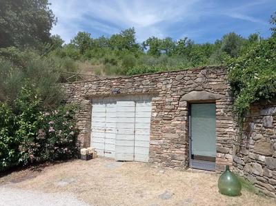 Diritti 1/1 di piena proprietà su azienda agraria e terreni che si estendono tra i Comuni di Umbertide e Gubbio.Il Lotto è composto da una superficie agricola di 236,6782 Ha, suddivisa in seminati...
