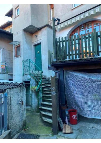 Piena ed esclusiva proprietà di immobile a destinazione...