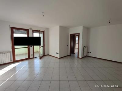 Intera piena proprietà di: Bene n. 5) appartamento posto al piano secondo di fabbricato facente parte di complesso condominiale e composto da soggiorno-cucina, atrio, due camere da letto, bagno e balcone; Bene n. 8) Garage pertinenziale posto al piano terra del medesimo fabbricato.