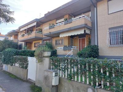 APPARTAMENTO per civile abitazione ubicato al piano secondo e terzo, oltre a un ripostiglio e un garage posti al piano primo seminterrato sito in Grosseto, alla via Arcidosso 32. Composta da soggiorno, pranzo, tre camere e due bagni. 