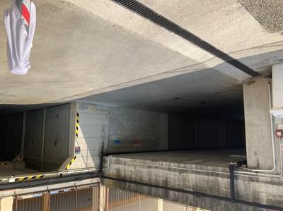 In Comune di Grezzago (MI) - Via Europa n. 7/A, categoria C/6, box aduso autorimessa posto al primo piano interrato del condominiodenominato “Le Piazze” con accesso da Via Mazzini;- pareti: grezze;- pavimenti: battuto di cemento;- accesso: serranda basculante in lamiera;- altezza interna del box: 2,24 m circa;- superficie calpestabile complessiva: circa 12 mq;- condizioni generali dell’autorimessa: buone.