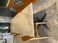 N°8 TAVOLI CON BASE IN FERRO E PIANO IN GRANITO, N°10 SEDIE IN ROVERE