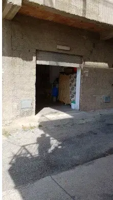 Magazzino al piano terra di un fabbricato, composto da un unico ambiente con un vano adibito a bagno. Superficie calpestabile 39 mq, Consistenza 41 mq, Superficie 48 mq.
