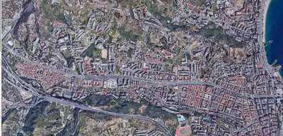 Piena proprietà di appartamento formato da un soggiorno, tre camere da letto, un corridoio, una cucina ed un bagno.  L’immobile è ubicato al piano primo (seconda elevazione f.t.) di un edificio a cinque elevazioni fuori terra e sviluppa una superficie commerciale complessiva di circa 113,50 mq. ed  ha un’altezza utile di 3,00 m