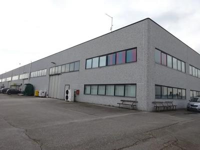 Vendesi porzione di un capannone industriale sito a Monte Roberto (AN), via del Lavoro n. 20. Due livelli fuori terra composto da uffici, locali di servizio, magazzino e laboratorio. Ampia corte esclusiva recintata su tre lati. Superficie commerciale: 1.572 mq. Unità dotata di certificato di agibilità. Per maggiori informazioni visitare il portale www.quimmo.it - Codice annuncio 6932