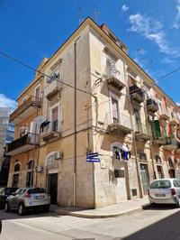 Piena proprietà (1/1) di appartamento di circa mq.43, ubicato a Barletta, alla Via  Magenta 96, al secondo piano di un piccolo edificio condominiale edificato agli inizi del “900. L'edificio non è servito da impianto di ascensore.