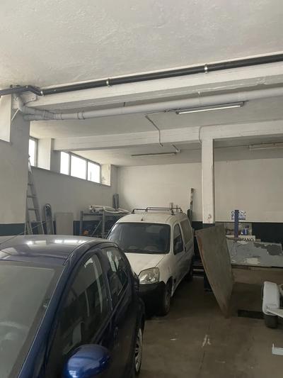 piena proprietà di locale seminterrato, sito in Aprilia Via Verdi n.68, . L’immobileè costituito da una rampa di accesso carrabile di 60 mq, un piazzale esterno di 91 mqed un locale seminterrato ad uso laboratorio caratterizzato da altezza interpiani di 3.45, ad esclusionedel blocco locali ufficio e bagni che hanno controsoffittature e presentano altezza utile 2.80 ml. Ilocali sono idonei per lavorazioni artigianali, spazi di deposito