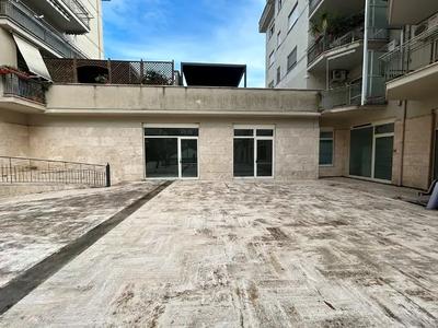 Piena proprietà dell’Ufficio (Studio Medico) Cassino (FR), Via Sferracavalli n. 2, piano terra – Fabbricato B. Superficie commerciale mq 51,50. Stato: libero – unità parzialmente rifinita, priva di pavimentazione e sottofondo. Valore di stima: € 84.100,00. Bene n. 16 – Piena proprietà del Deposito (Locale Accessorio) Cassino (FR), Via Sferracavalli n. 2, piano terra. Superficie commerciale mq 102,10. Stato: libero. Valore di stima: € 80.800,00.