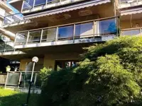piena proprietà di appartamento al Piano Terra composto da ingresso, soggiorno, cucina, una camera, un bagno ed un balcone con annessa cantina al Piano Interrato, oltre autorimessa al Piano Interrato Secondo, pertinenziale all’abitazione