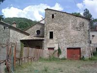 Complesso immobiliare con fabbricati collabenti