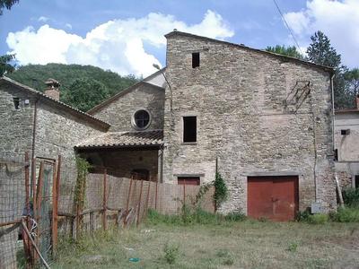 Complesso immobiliare con fabbricati collabenti